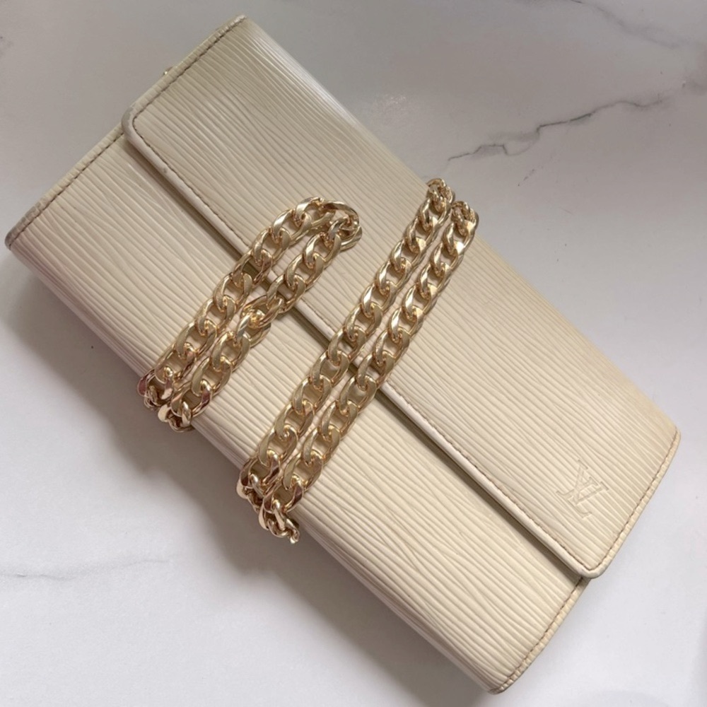 Louis Vuitton epi wallet on chain (unbranded)